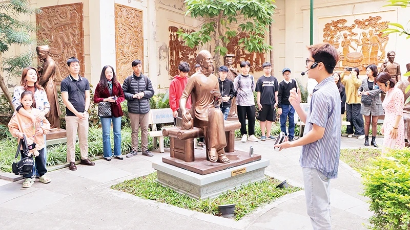 Tìm hiểu chi tiết về bảo tàng Văn học Việt Nam 12