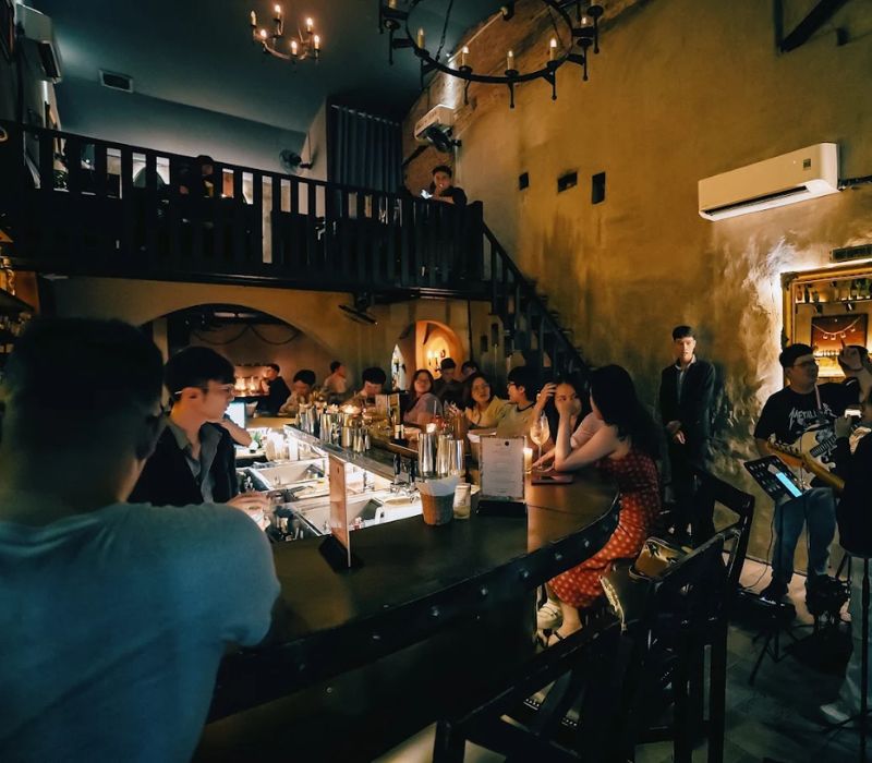 Top 10 bar Hà Nội đặc sắc nhất 2026 không nên bỏ lỡ 7