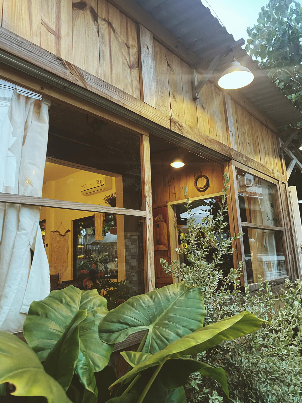 Bayhops café Quảng Bình và không gian nhà gỗ mộng mơ 5