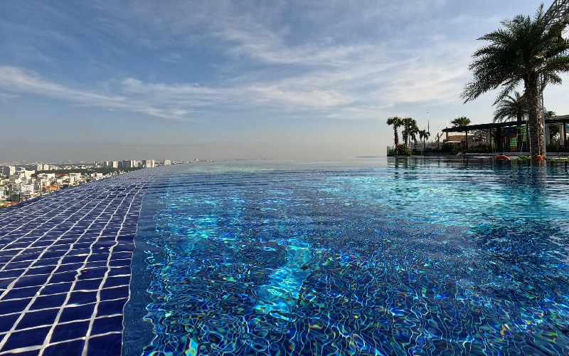 Top 12 bể bơi vô cực có tọa độ check in đẹp nhất Sài Gòn 3
