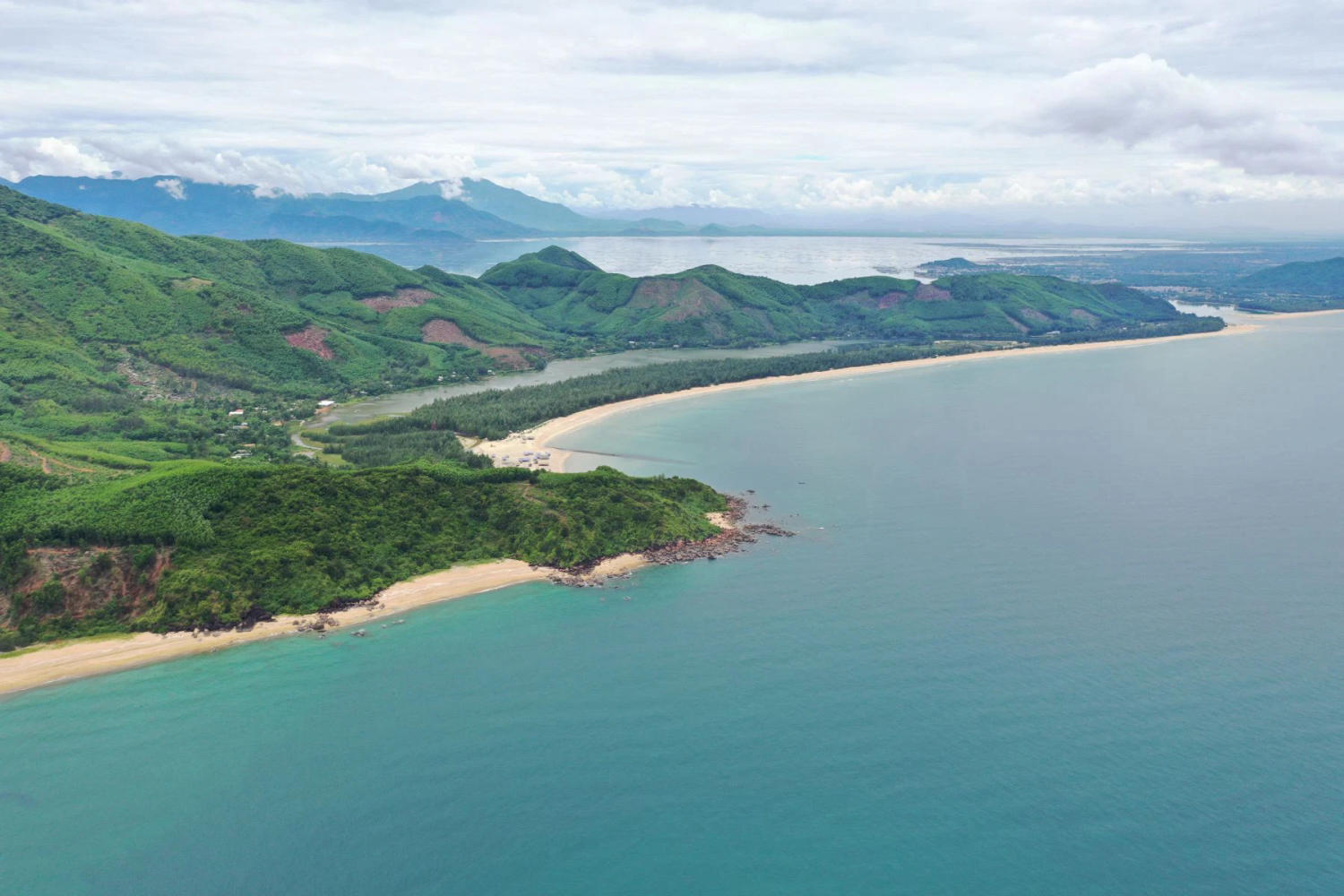 Biển Lộc Bình - Đắm say trước vẻ đẹp hoang sơ của nàng tiên biển xứ Huế 4