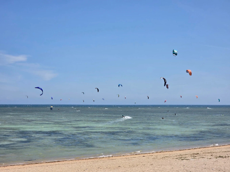 Biển vô cực Ninh Thuận tráng gương phản chiếu mây trời 5