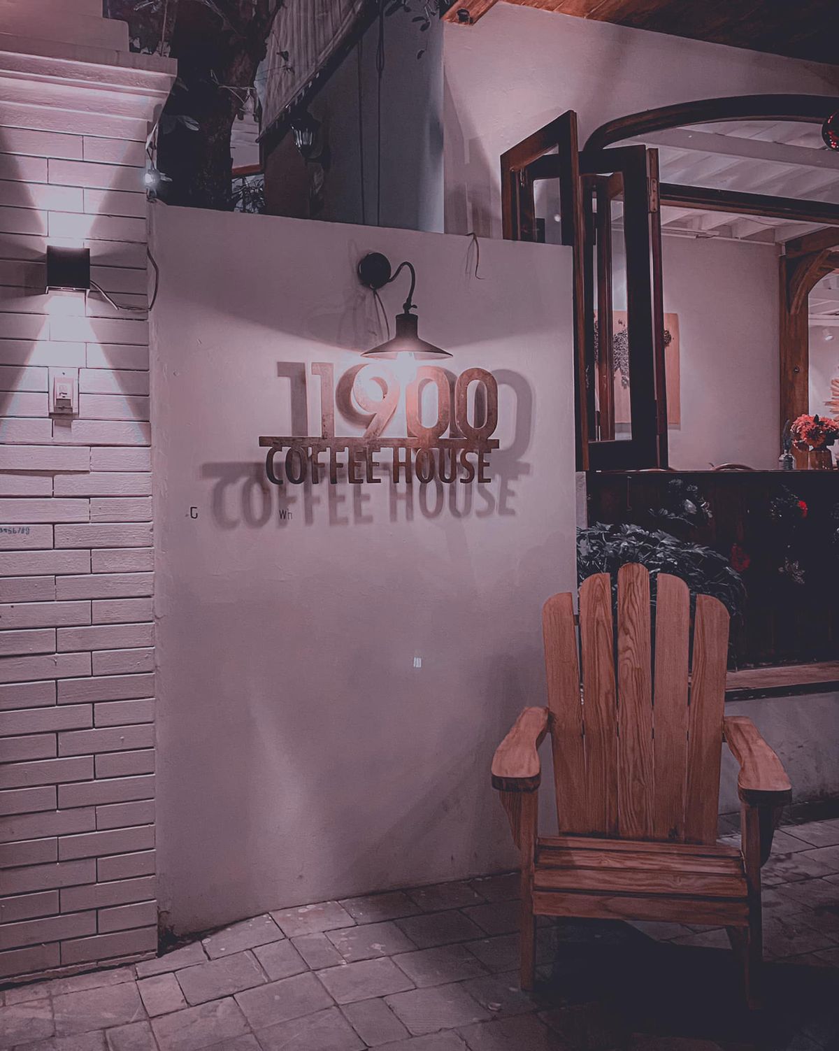 Bình dị 1900 Coffee House - Quán cà phê với đồ nội thất gỗ quen thuộc 2