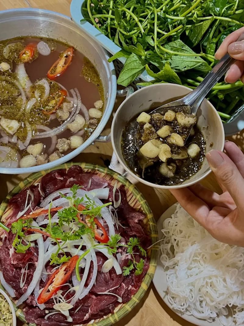 Thưởng thức Bò nhúng mắm ruốc, đặc sản trứ danh ngon đậm đà 10
