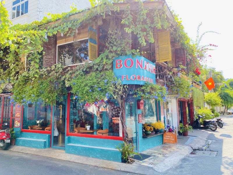 Bonjour Cafe The Art: Góc Paris ngập tràn hoa giữa Thảo Điền 2