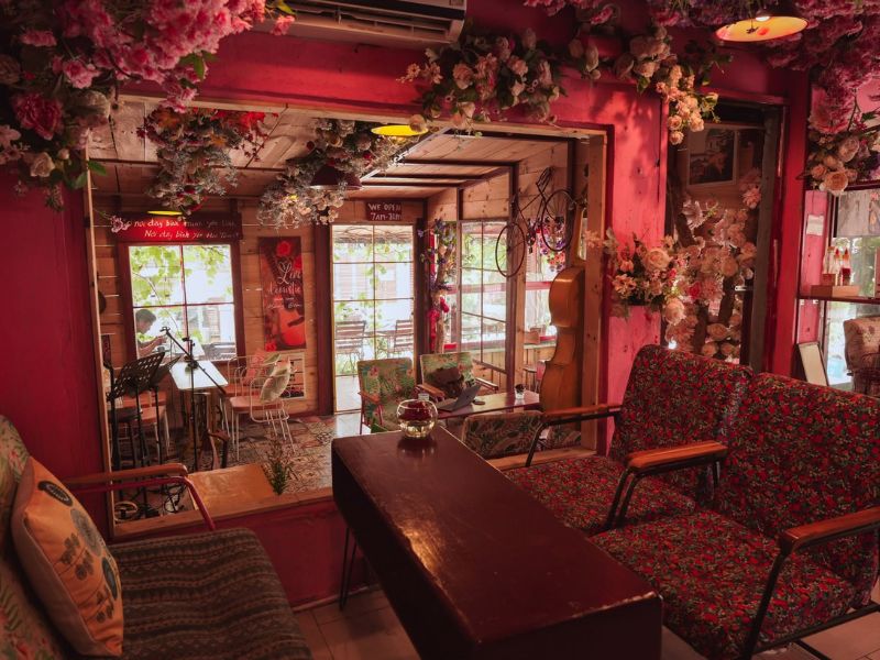 Bonjour Cafe The Art: Góc Paris ngập tràn hoa giữa Thảo Điền 4