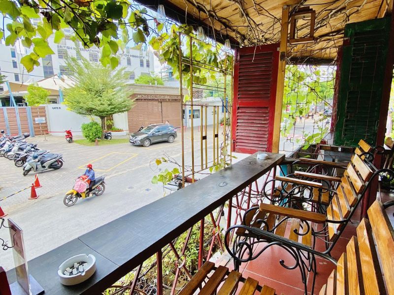 Bonjour Cafe The Art: Góc Paris ngập tràn hoa giữa Thảo Điền 9