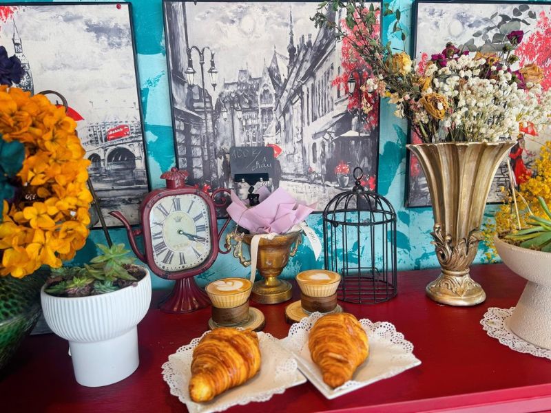 Bonjour Cafe The Art: Góc Paris ngập tràn hoa giữa Thảo Điền 8