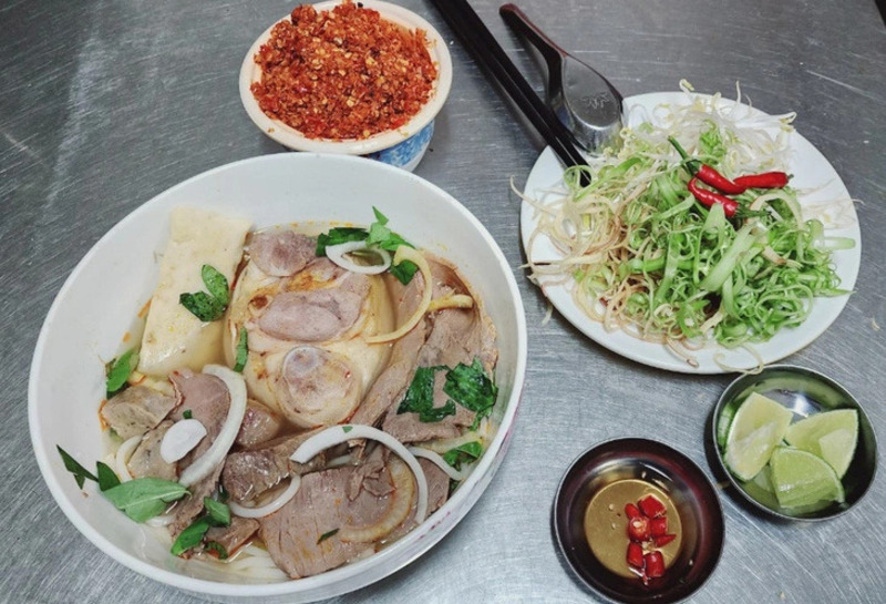 Review quán bún bò Huế duy nhất ở Sài Gòn được Michelin bình chọn 5