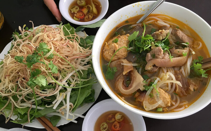 Top quán bún bò Huế đậm đà hương vị cố đô giữa lòng Sài Gòn 4