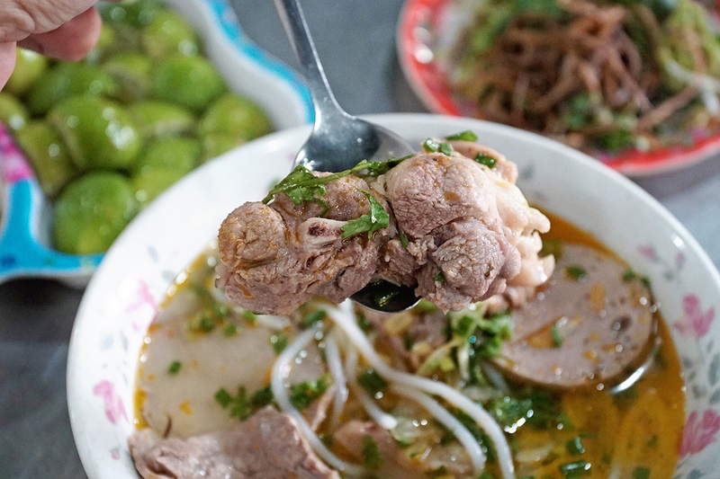 Top quán bún bò Huế đậm đà hương vị cố đô giữa lòng Sài Gòn 5