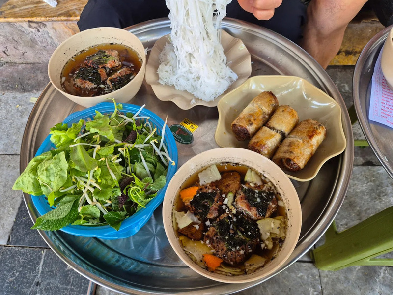 Ghé bún chả 41 Cửa Đông Hà Nội tìm kiếm hương vị Hà Nội nguyên bản 6