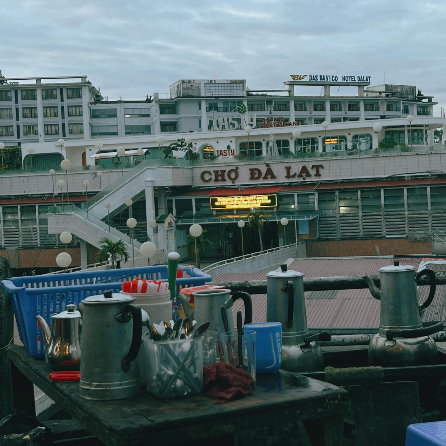 Buổi sáng ở chợ Đà Lạt thưởng thức cà phê, ngắm nhìn phố phường ngủ say 2