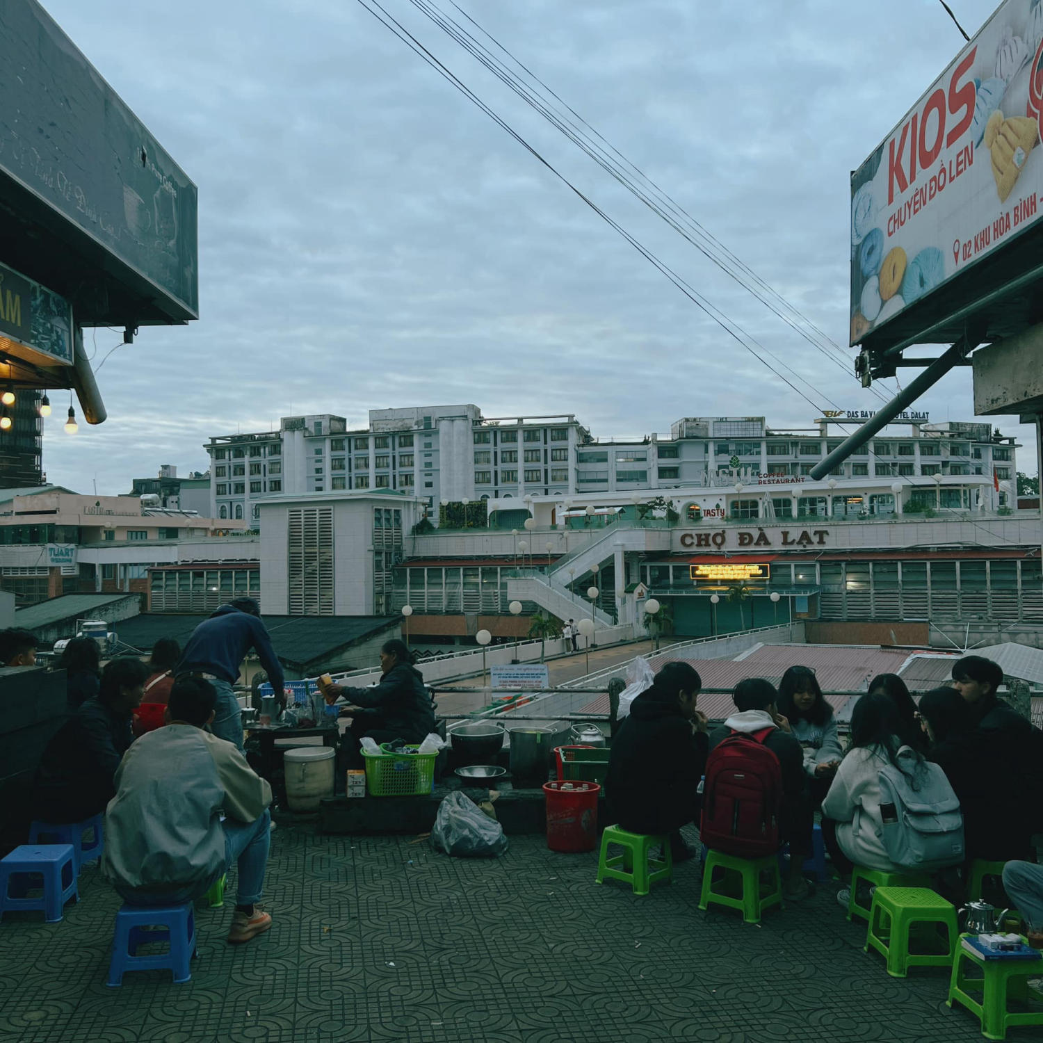 Buổi sáng ở chợ Đà Lạt thưởng thức cà phê, ngắm nhìn phố phường ngủ say 3