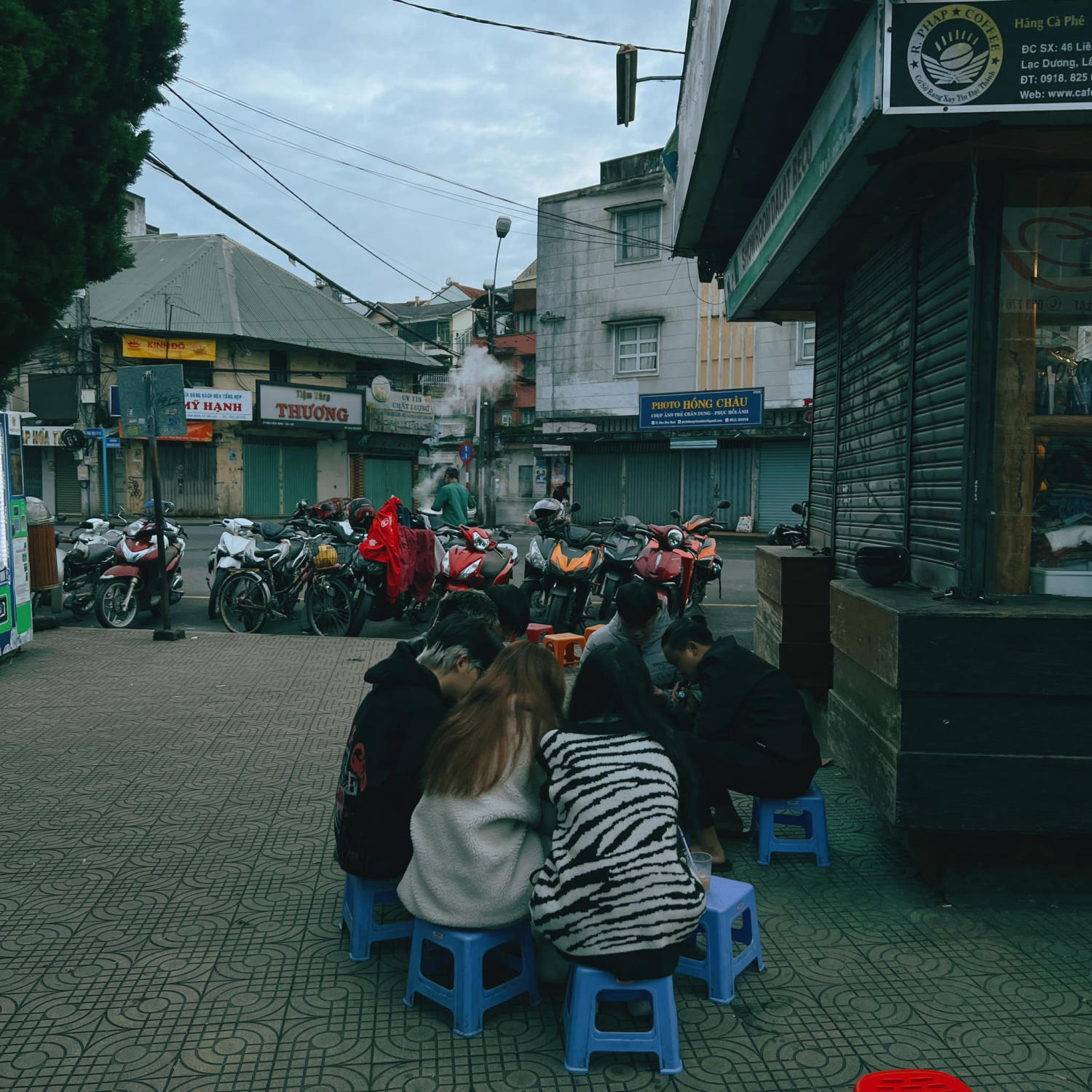 Buổi sáng ở chợ Đà Lạt thưởng thức cà phê, ngắm nhìn phố phường ngủ say 5