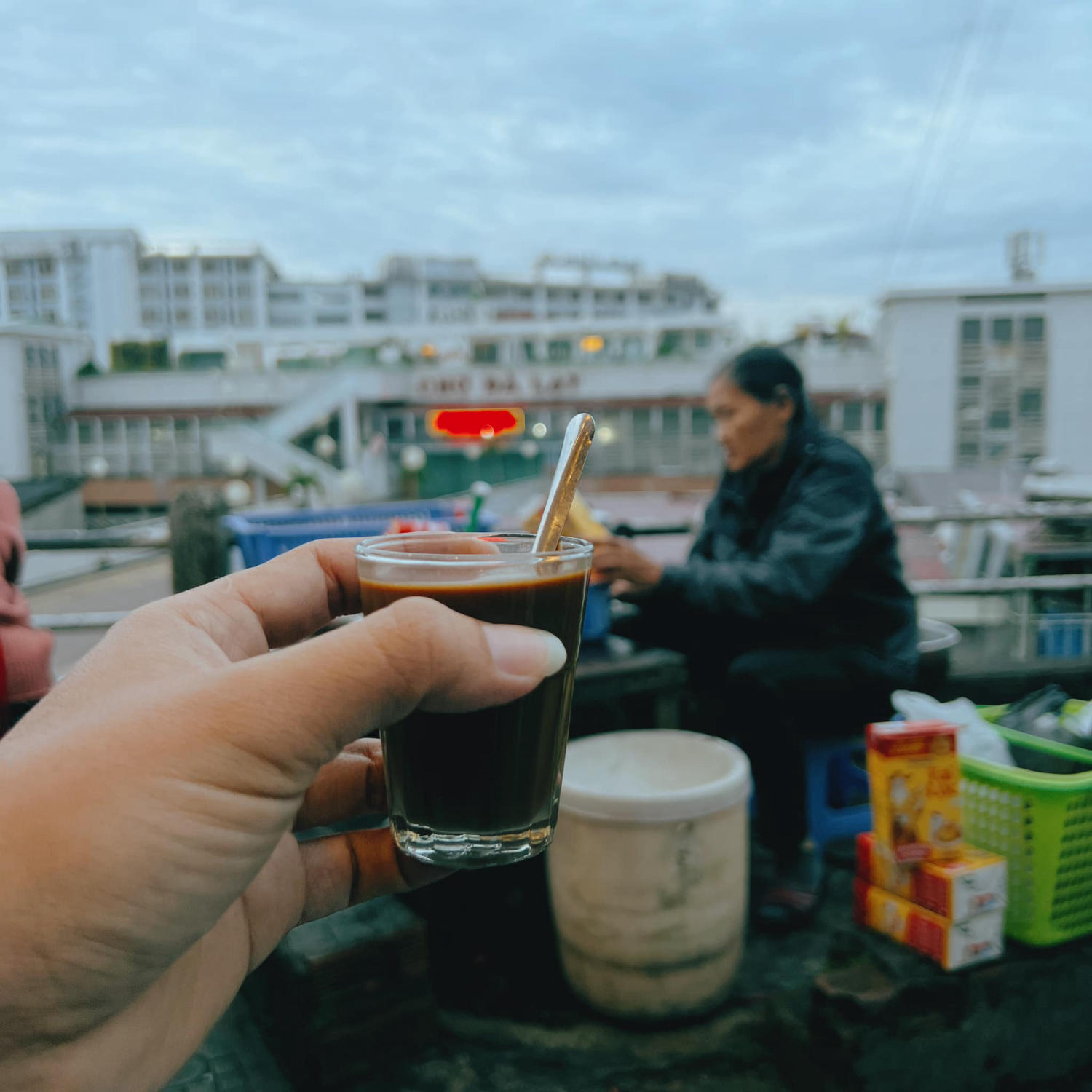 Buổi sáng ở chợ Đà Lạt thưởng thức cà phê, ngắm nhìn phố phường ngủ say 8