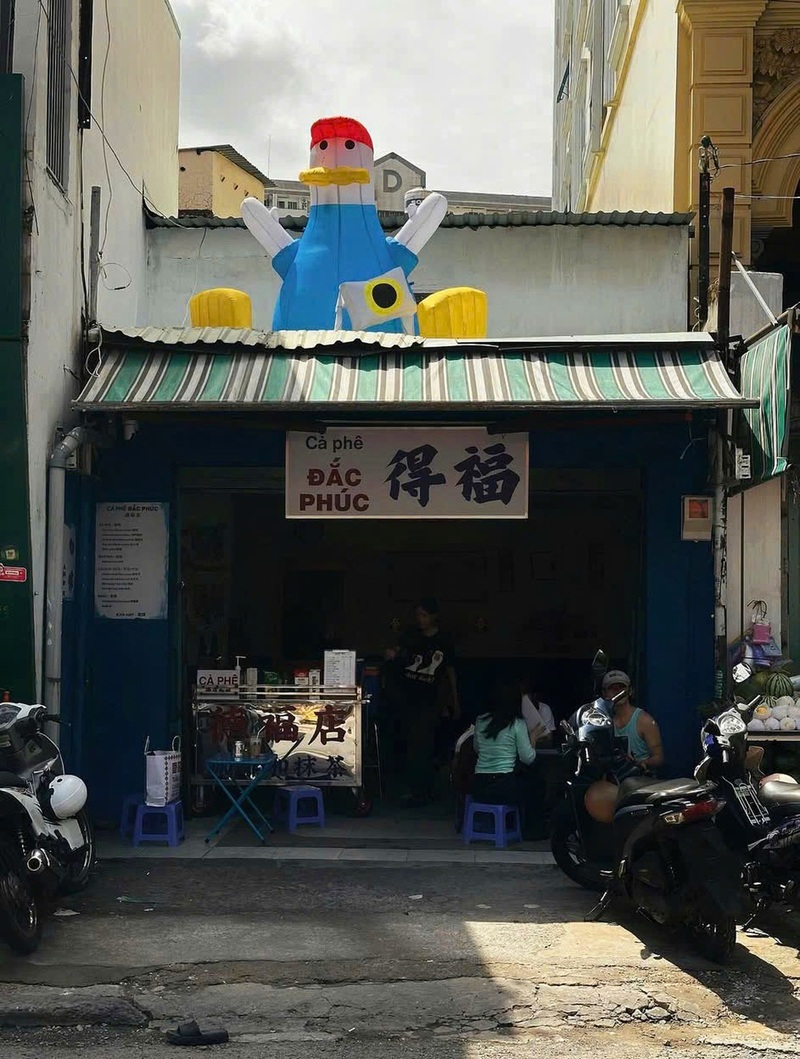 Cà phê Đắc Phúc gây bão với ly bọc giấy vàng độc đáo 2