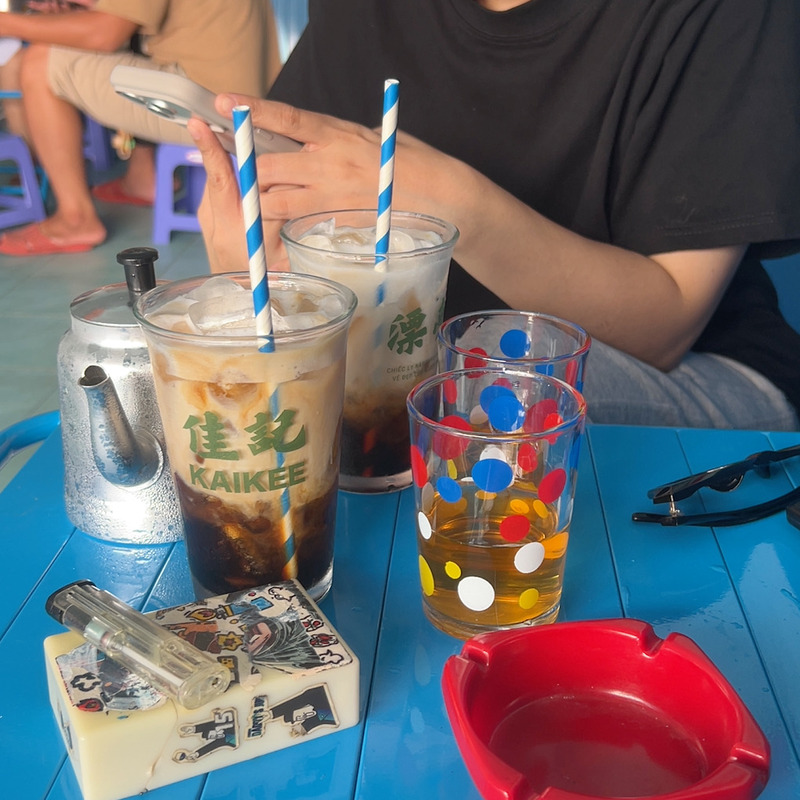 Cà phê Đắc Phúc gây bão với ly bọc giấy vàng độc đáo 9