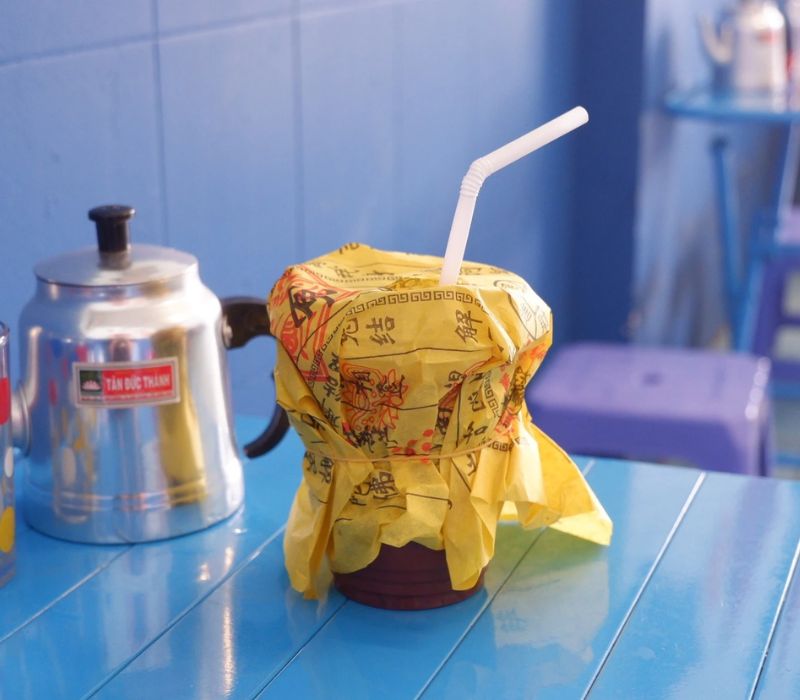 Cà phê Đắc Phúc gây bão với ly bọc giấy vàng độc đáo