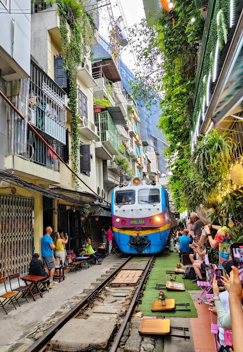 Quán cà phê đường tàu Hà Nội trải nghiệm độc đáo sát bên đường ray 3