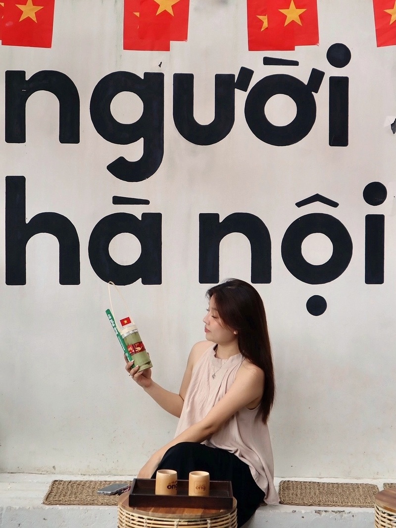 Check-in 14 quán cà phê Hà Nội rực rỡ cờ đỏ sao vàng 32