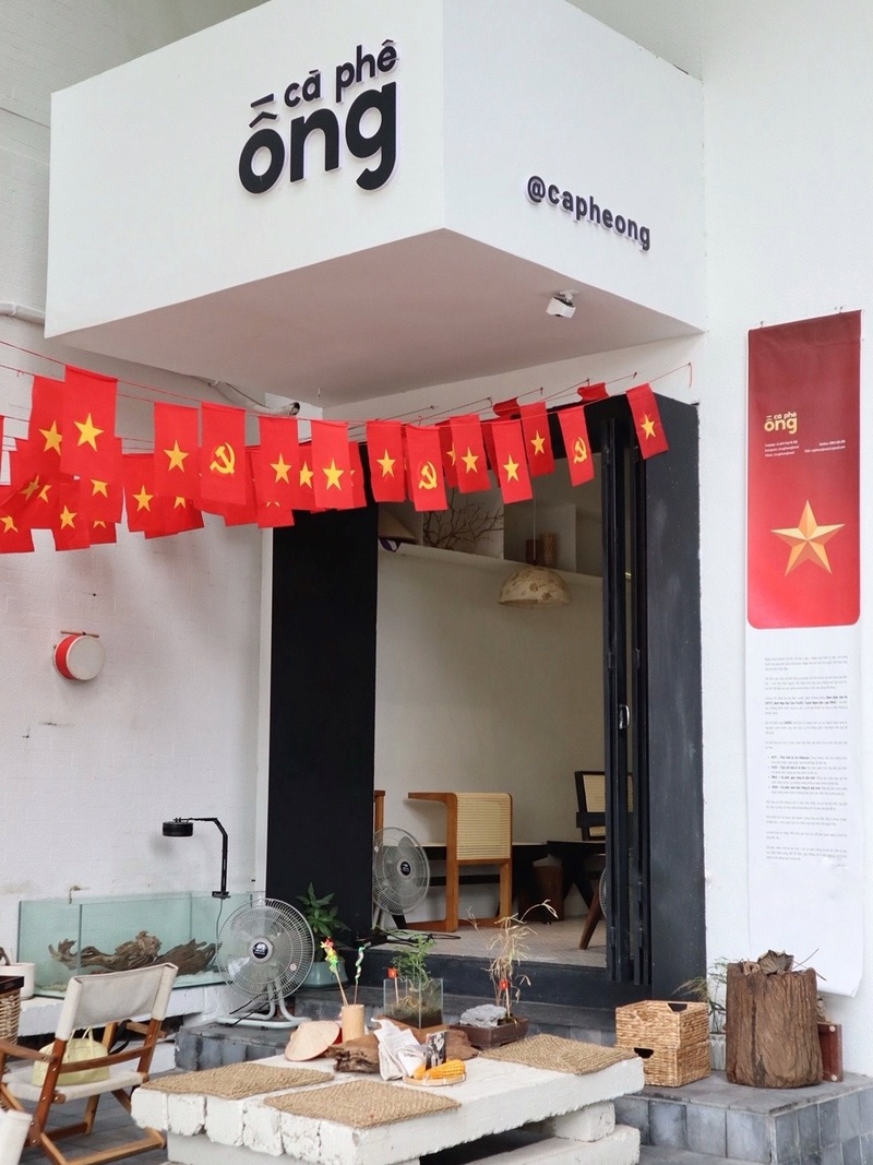 Check-in 14 quán cà phê Hà Nội rực rỡ cờ đỏ sao vàng 31