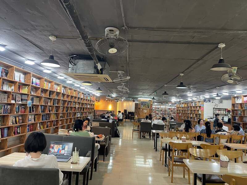 16 quán cà phê sách Hà Nội vibe xinh cho các “mọt sách” thủ đô 2