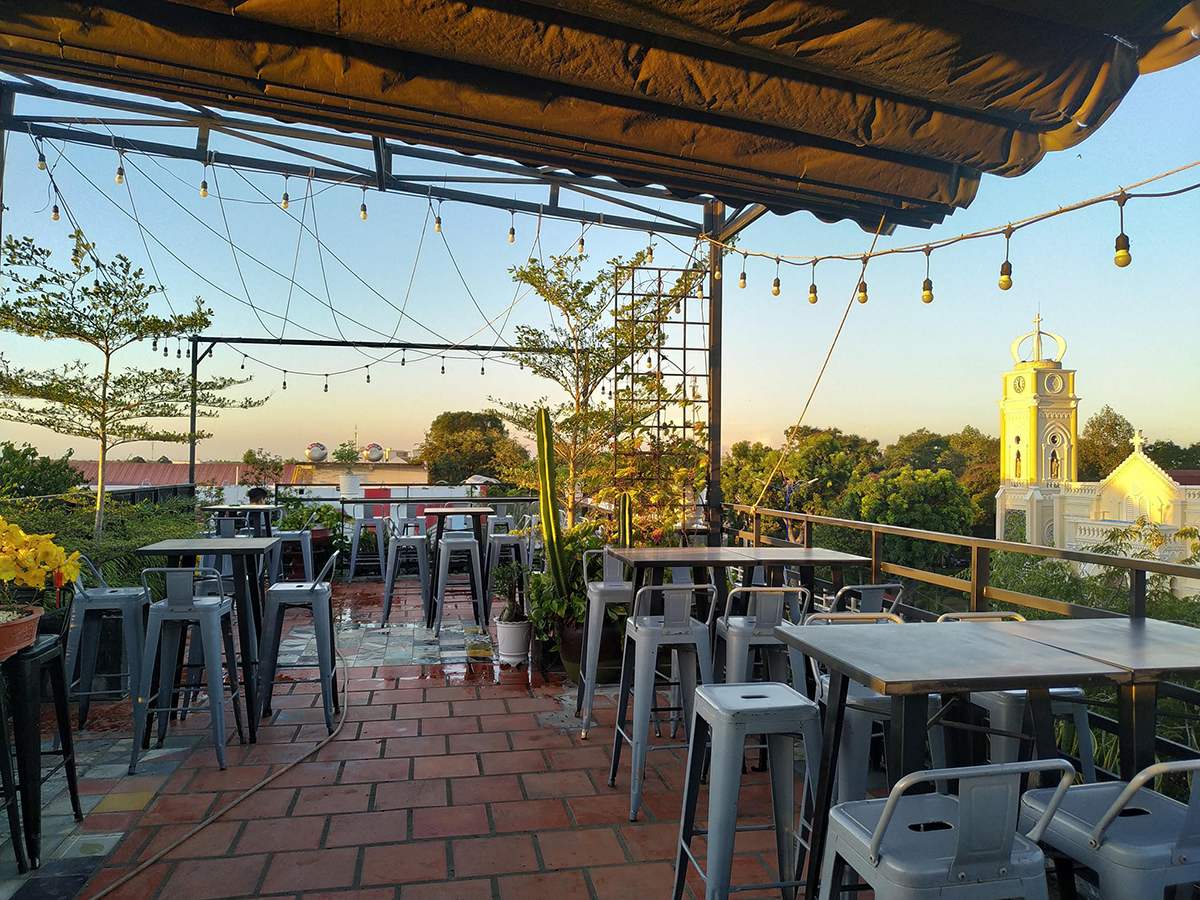 Cafe GrassLand Beverages & Cakes với không gian rooftop cực chill 6