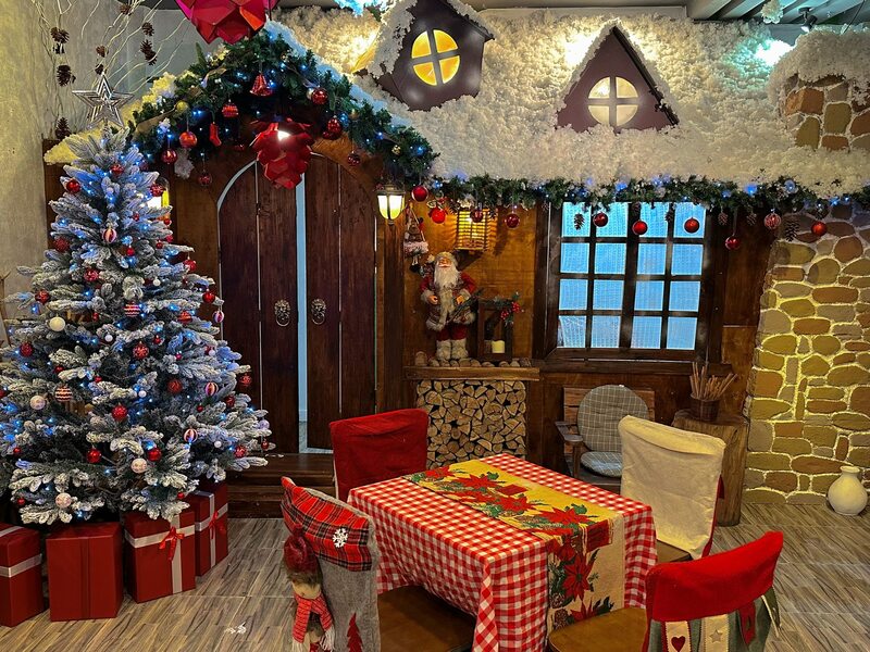 Check-in 20 quán cafe trang trí Noel Sài Gòn đẹp xiêu lòng 28