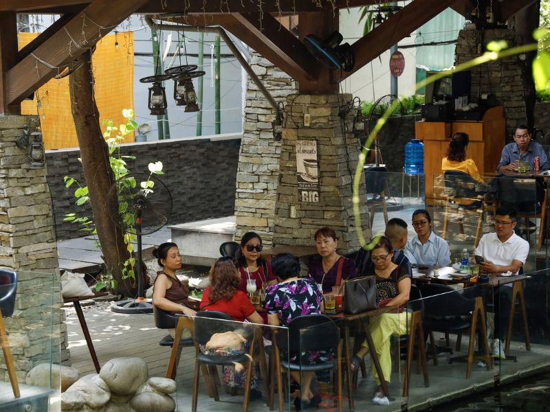 Ghé Cafe Sân Vườn Aroma ngắm cá Koi và tận hưởng không gian xanh 4