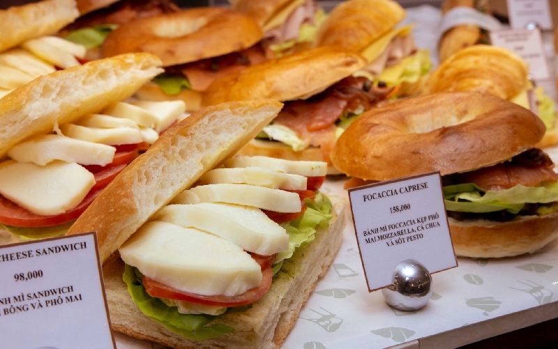 Cafe U: Quán cà phê kết nối trực tiếp metro giữa lòng Quận 1 11