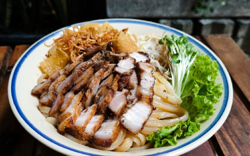 Cao lầu là gì? Tìm hiểu món đặc sản phố Hội đậm đà đến lạ 4