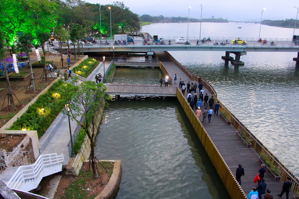 Cầu đi bộ Huế - Điểm check-in “vừa sang vừa xịn” bên bờ sông Hương 3