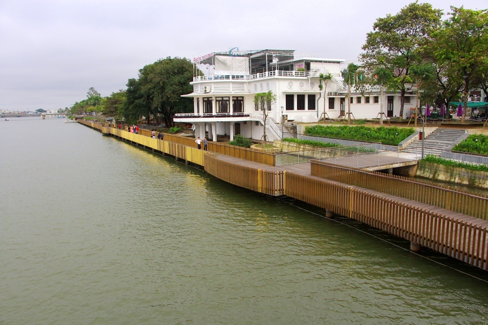 Cầu đi bộ Huế - Điểm check-in “vừa sang vừa xịn” bên bờ sông Hương 2