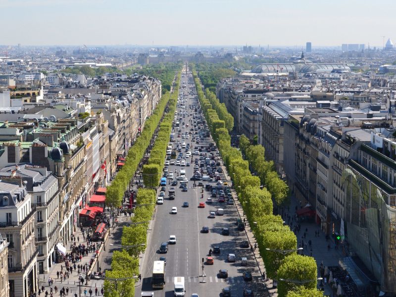 Dạo bước trên đại lộ Champs-Élysées lừng danh của Paris 2