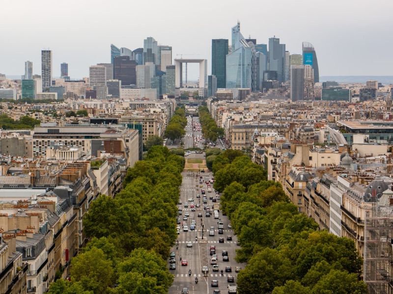 Dạo bước trên đại lộ Champs-Élysées lừng danh của Paris 3