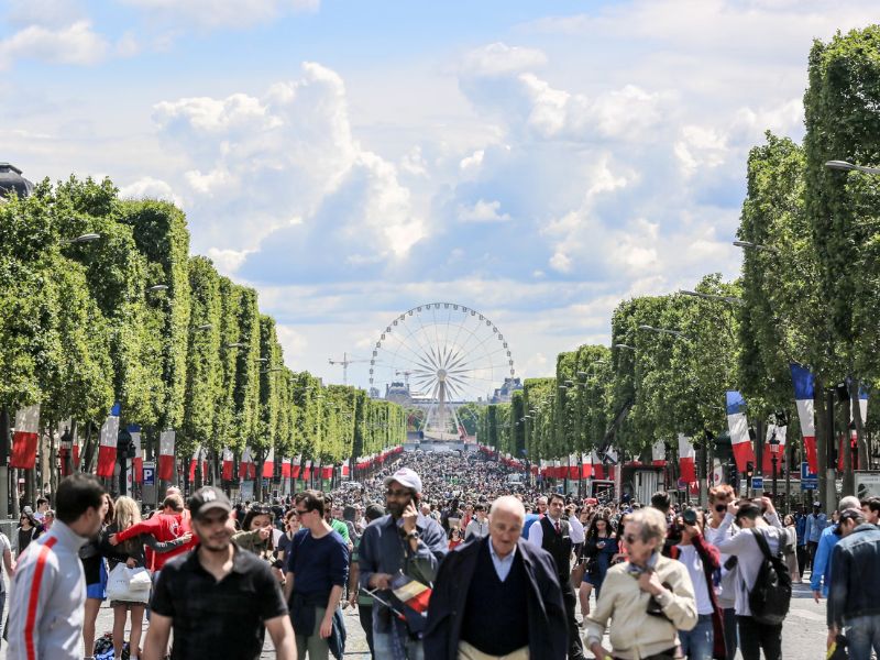 Dạo bước trên đại lộ Champs-Élysées lừng danh của Paris 4