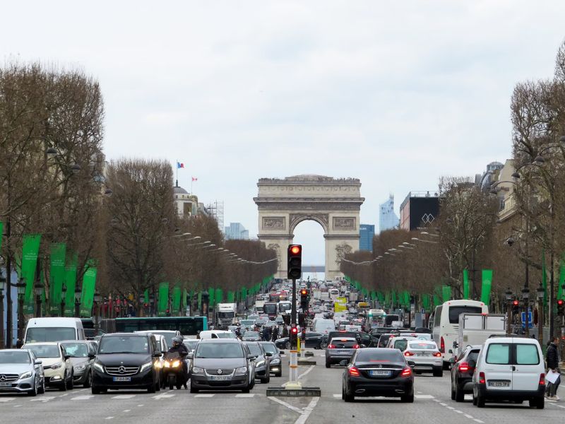 Dạo bước trên đại lộ Champs-Élysées lừng danh của Paris 5