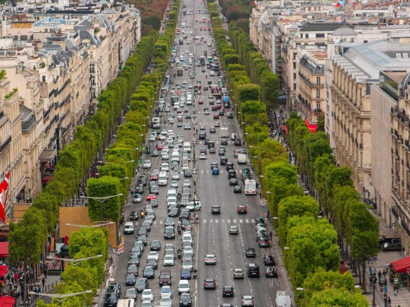 Dạo bước trên đại lộ Champs-Élysées lừng danh của Paris 6