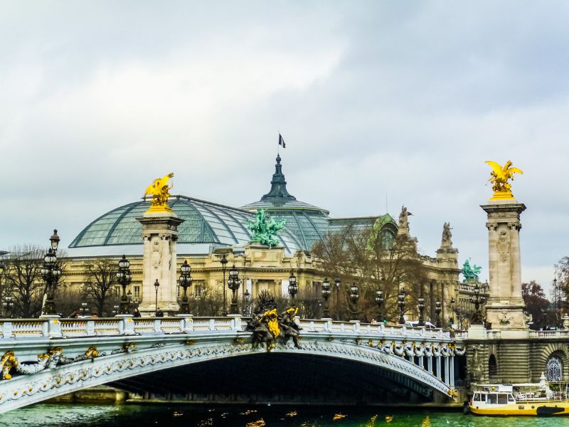 Dạo bước trên đại lộ Champs-Élysées lừng danh của Paris 8