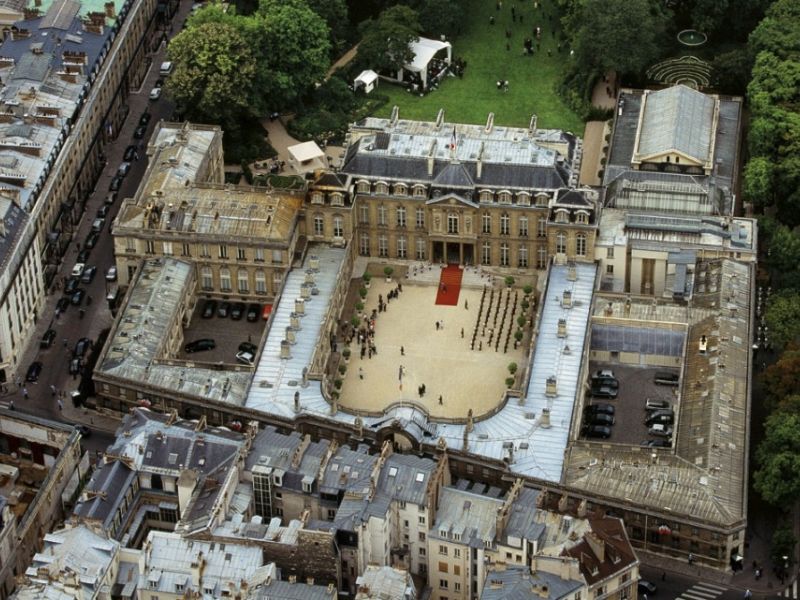 Dạo bước trên đại lộ Champs-Élysées lừng danh của Paris 10