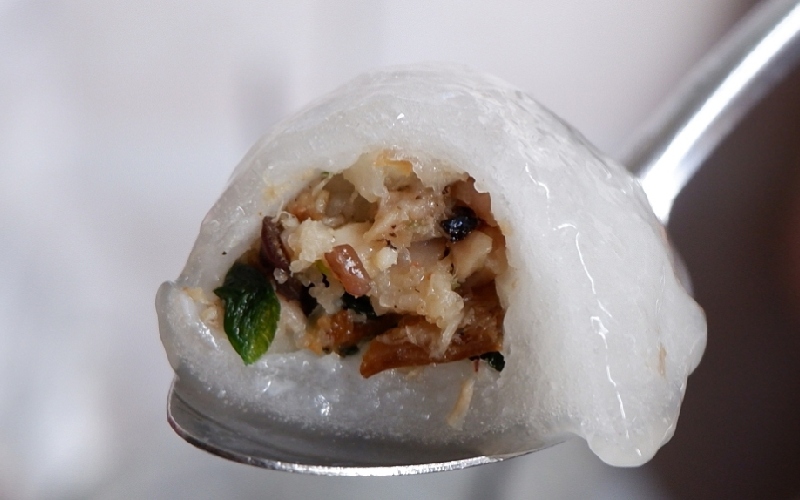 Lâu lâu mới đi Huế một lần, ngại gì không thử món chè bột lọc heo quay độc đáo 10