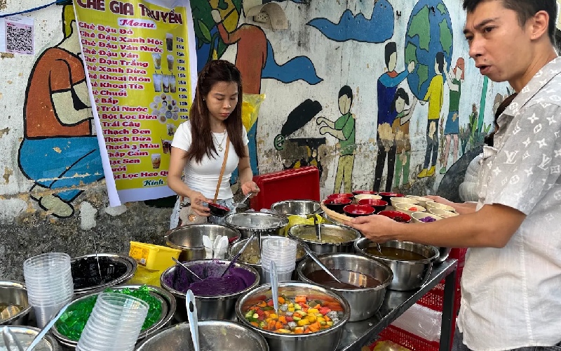 Thưởng thức chè heo quay, món đặc sản lạ miệng xứ Cố đô 22