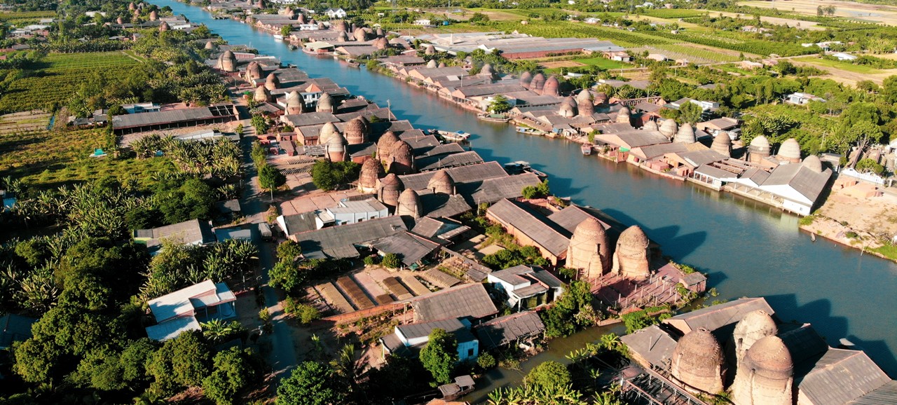 Check-in lò gạch Mang Thít Vĩnh Long, vương quốc đỏ nằm cạnh dòng sông Cổ