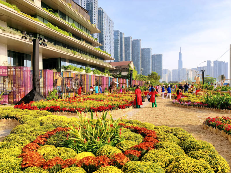 Check-in vườn hoa xuân ga Ba Son rực rỡ đầu năm tại TP.HCM 2