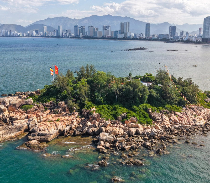 Chiêm bái chùa Từ Tôn Nha Trang trên đảo Hòn Đỏ linh thiêng