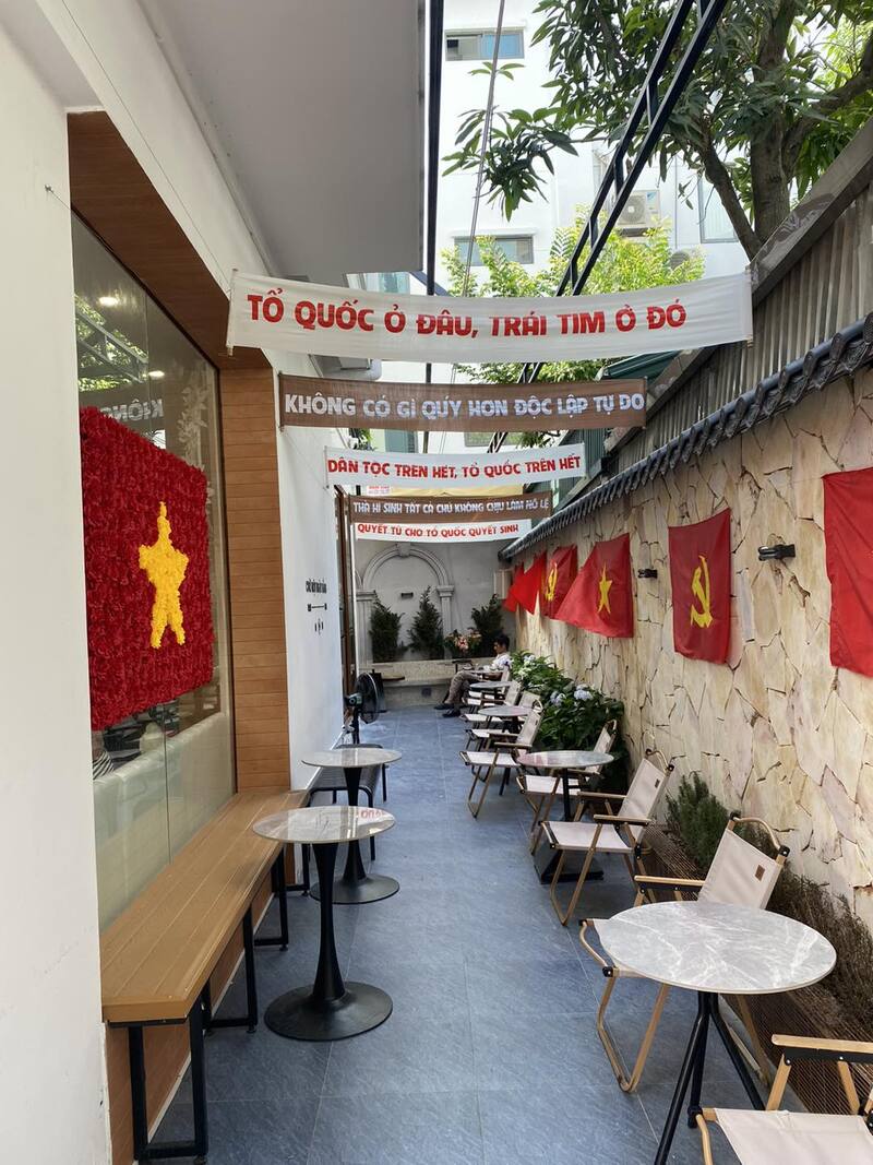 Check-in 6 quán cà phê Hà Nội rực rỡ cờ đỏ sao vàng dịp 2/9 4