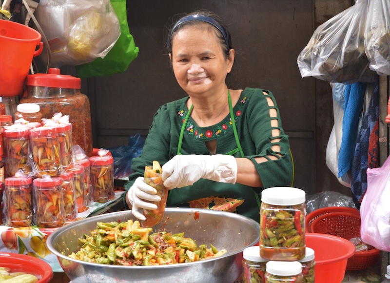 Chợ bà Hoa, thiên đường đặc sản miền Trung giữa lòng Sài Gòn 4