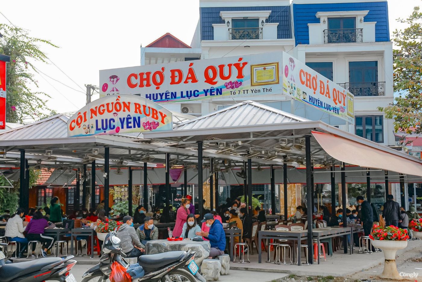 Luc Yen gem market: Unique tourist destination of Yen Bai 2 land