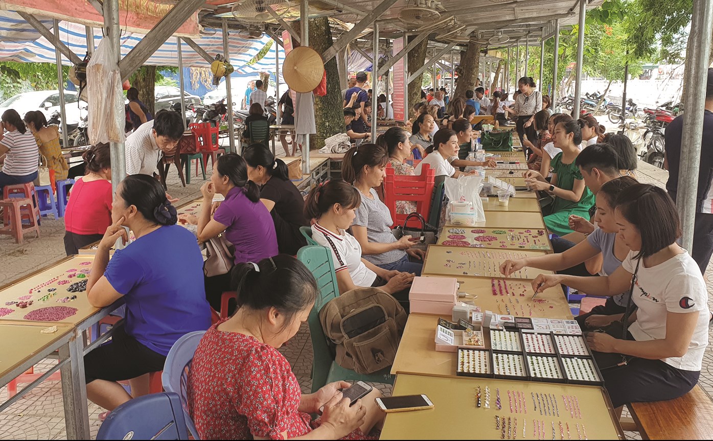 Luc Yen gem market: Unique tourist destination of Yen Bai land 4